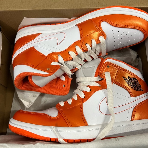 Air Jordan 1 MID SE, Electro Orange - Picture 9 of 13